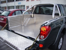 Mitsubishi L200 Pickup mit Alu-Warzenblechauskleidung. Mitsubishi L200 Pickup mit Alu-Warzenblechauskleidung.