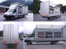 IVECO Daily mit Alu-Pritschenaufbau mit Hecktüren für Volumentransporte.