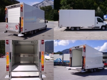 3-Achs-Fiat Ducato mit Niederflur-Fahrgestell mit Sandwichkofferaufbau, Rolltor und Dhollandia-Hublift für Müllcontainer-Transport.