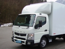 MITSUBISHI FUSO CANTER mit Fahrerhauspoiler. MITSUBISHI FUSO CANTER mit Fahrerhauspoiler.