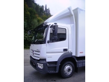 Mercedes ATEGO mit Fahrerhausspoiler und Fahrerhausverbreiterung. Mercedes ATEGO mit Fahrerhausspoiler und Fahrerhausverbreiterung.