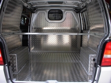 Mercedes Benz Kastenwagen mit Aluminium-Innenverkleidung.