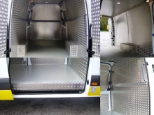 Mercedes Benz Sprinter mit Alu-Warzenblechauskleidung der Wände und des Daches. Mercedes Benz Sprinter mit Alu-Warzenblechauskleidung der Wände und des Daches.