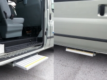 Automatisch ausfahrbare Trittstufe an der seitlichen Schiebetüre eines Transporters.