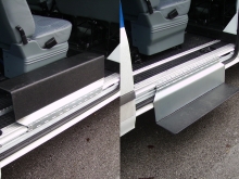 Ausklappbare Trittstufe an der seitlichen Schiebetüre eines Transporters.