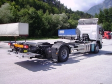 VOLVO FM mit Wechselrahmen mit Spezial-Ladebordwand.